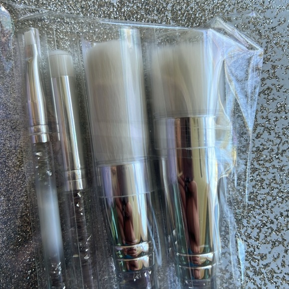 MAC brush set,Comes with MAC silver case and 2 brushes are double sided - Picture 4 of 4